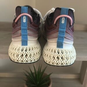 Like new Men’s Adidas 4DFWD X PARLEY size 11.5 maroon/cream